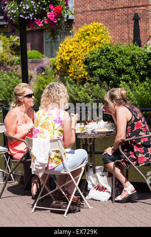 Drei Frauen genießen Nachmittagstee in Salisbury im Juni Stockfoto