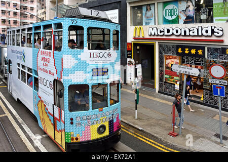 Double Deck Straßenbahn mit Tram Körper Werbung Hong Kong China (Busy Hong Kong Island) Stockfoto