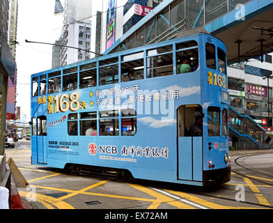 Double Deck Straßenbahn mit Tram Körper Werbung Hong Kong China (Busy Hong Kong Island) Stockfoto