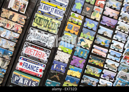 Bild-Postkarten zum Verkauf auf Mont St Michel, Normandie, Frankreich Stockfoto