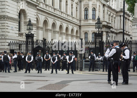 London, 8. Juli 2015. Polizei bewachen den Eingang zur Downing Street während einer Demonstration "Balls zum Haushalt" genannt. Gegen Sparpolitik und Behinderung Aktivisten aus Protest gegen was sie sehen, wie ein Haushalt, der verfolgt und verteufelt Leistungsempfänger, dann marschierte vorbei an Parlament und blockiert Westminster Bridge Credit mehrfarbige Kugeln in Whitehall vor Downing Street freigesetzt: Patricia Phillips/Alamy Live News Stockfoto