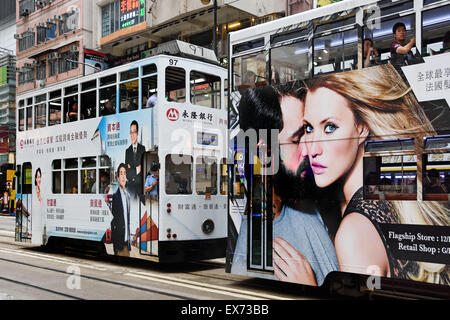 Double Deck Straßenbahn mit Tram Körper Werbung Hong Kong China (Busy Hong Kong Island) Stockfoto