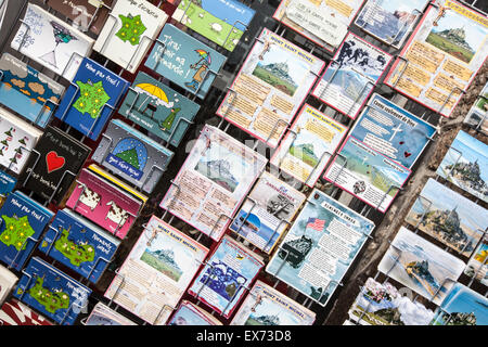 Bild-Postkarten zum Verkauf auf Mont St Michel, Normandie, Frankreich Stockfoto