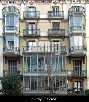 Fassade des Appartements aus dem frühen zwanzigsten Jahrhundert, Barcelona, Spanien Stockfoto