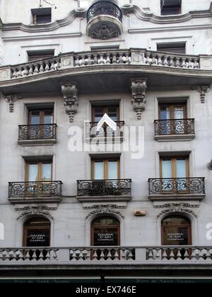 Fassade des Appartements aus dem frühen zwanzigsten Jahrhundert, Barcelona, Spanien Stockfoto