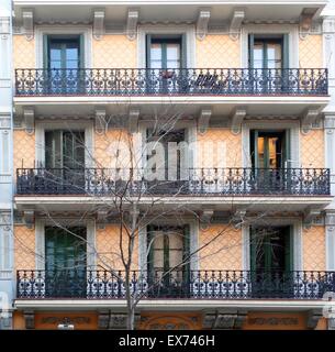 Fassade des Appartements aus dem frühen zwanzigsten Jahrhundert, Barcelona, Spanien Stockfoto