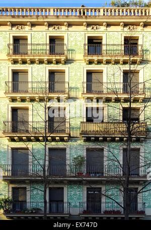 Fassade des Appartements aus dem frühen zwanzigsten Jahrhundert, Barcelona, Spanien Stockfoto