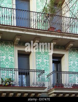 Fassade des Appartements aus dem frühen zwanzigsten Jahrhundert, Barcelona, Spanien Stockfoto