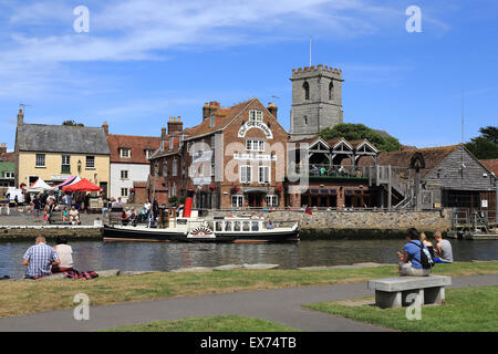 Fluß Frome und der alte Kornspeicher Pub in Wareham, Dorset, England Stockfoto