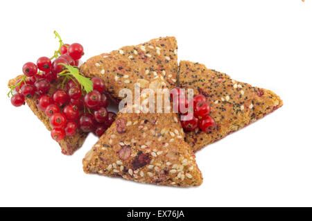 Integrale Kekse mit Johannisbeere und roten Beerenfrucht mit frischen Johannisbeeren Obst isoliert Stockfoto