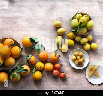 Orangen und Zitronen auf Holz Hintergrund Stockfoto