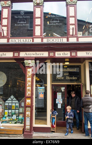 Eine Buchhandlung in Hay on Wye, berühmt für seine Antiquariaten, Powys, Wales. Stockfoto