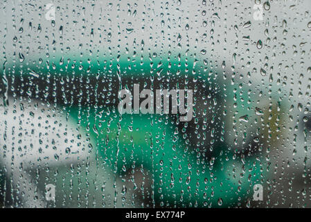 Regentag, Wassertropfen an den Fenstern, Island Stockfoto