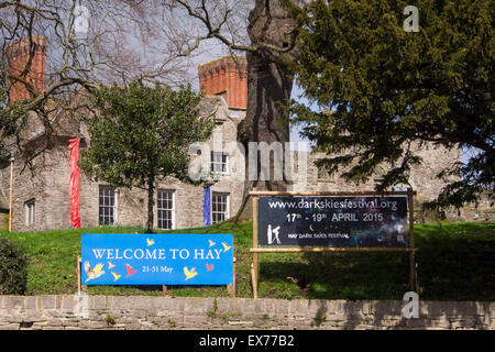 Heu-Schloss in Hay on Wye, Powys, Wales, mit eine Banner-Werbung für den dunklen Himmel-Festival. Stockfoto