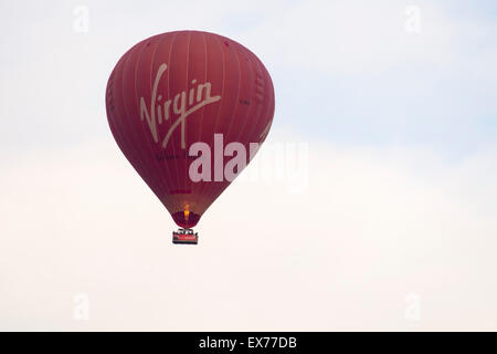 Ein natives Heißluftballon über Leominster, Herefrodshire, UK. Stockfoto