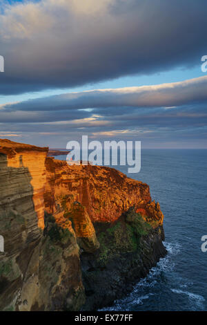 Menschen auf den Klippen von Thufubjarg durch die Londrangar-Meer-Stacks, die deaktiviert, auf die Seite, Island sind Stockfoto