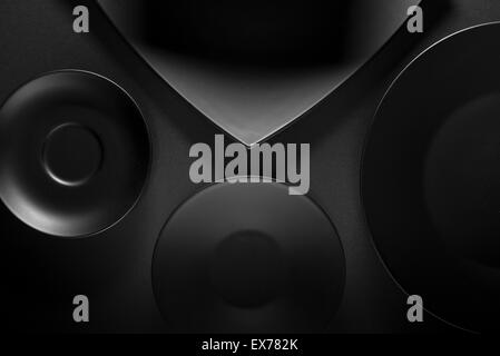 Draufsicht der schwarzen leere Teller auf dunklen grauen Hintergrund Stockfoto