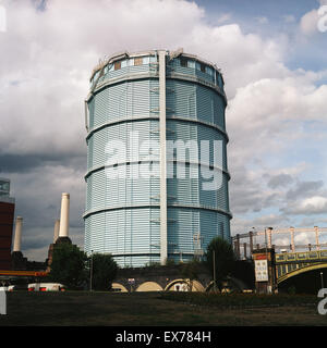 Gasometer mit im Hintergrund die Schornsteine der Battersea Power Station. Battersea, Südlondon. Vereinigtes Königreich 2003 Stockfoto