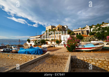 Ausgetrocknetes Flussbett und Boote in einem Fischerhafen in die Stadt Hydra. Stockfoto
