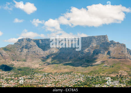 Aussicht auf die Stadt und den Tafelberg. Die untere und obere Kabel-Stationen sind sichtbar. Die Seilbahn wurde am Oktober eröffnet. Stockfoto