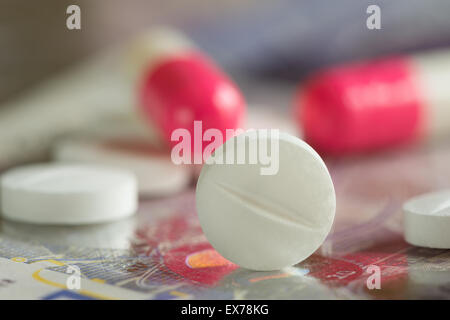 Mischung Tabletten Aspirin Ibuprofen Schmerzmittel über den Ladentisch ohne ein Rezept blaue Amitriptylin trizyklischen Antidepressiva Stockfoto