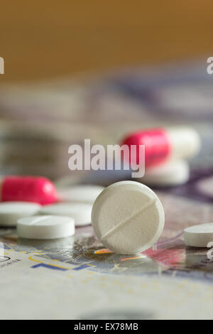 Mischung Tabletten Aspirin Ibuprofen Schmerzmittel über den Ladentisch ohne ein Rezept blaue Amitriptylin trizyklischen Antidepressiva Stockfoto