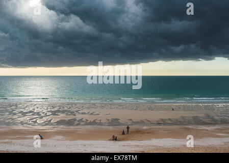 Stürmisch und dunklen Himmel über Cable Beach in Broome Stockfoto