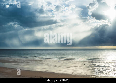 Trübe und dunkle Himmel über Cable Beach in Broome Stockfoto