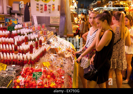 Junge Frauen Lshopping für Pimente an ein Lebensmittel stall, Markt La Boqueria, Las Ramblas, Barcelona, Spanien-Europa Stockfoto