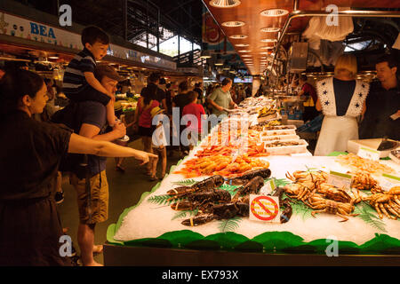 La Boqueria Barcelona - eine Familie zu einem Fisch, Stall, der Markt La Boqueria, Las Ramblas, Barcelona Spanien Europa Stockfoto