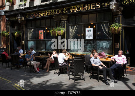 Sommer in London, England, Vereinigtes Königreich. Menschen sitzen vor den Sherlock Holmes Pub im West End an der Northumberland Avenue. Den Namen und die Position der diese Kneipe bedeutet, dass es ein großer Anziehungspunkt für Touristen. Stockfoto