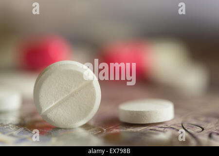 Mischung Tabletten Aspirin Ibuprofen Schmerzmittel über den Ladentisch ohne ein Rezept blaue Amitriptylin trizyklischen Antidepressiva Stockfoto