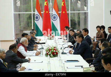 Ufa, Russland. 8. Juli 2015. Chinesischen Staatspräsidenten Xi Jinping trifft sich mit indischen Premierminister Narendra Modi in Ufa, Russland, 8. Juli 2015. © Pang Xinglei/Xinhua/Alamy Live-Nachrichten Stockfoto