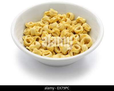 ungekocht Tortellini Nudeln in Schüssel isoliert auf weißem Hintergrund Stockfoto