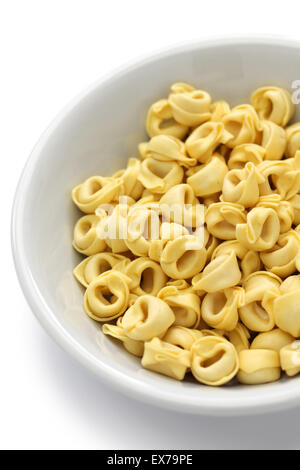 ungekocht Tortellini Nudeln in Schüssel isoliert auf weißem Hintergrund Stockfoto