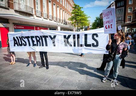 Exeter, Devon, UK. 8. Juli 2015. Die Sparmaßnahmen tötet Banner ist während der Exeter Budget Tag Aktion #AusterityKills in Exeter City Centre am 8. Juli 2015 in Bedford Square, Exeter, UK Credit aufgehalten: Clive Chilvers/Alamy Live News Stockfoto