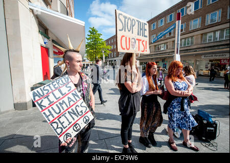 Exeter, Devon, UK. 8. Juli 2015. Demonstranten halten Plakate an der Exeter Budget Aktionstag #AusterityKills in Exeter City Centre am 8. Juli 2015 in Bedford Square, Exeter, UK Credit: Clive Chilvers/Alamy Live News Stockfoto