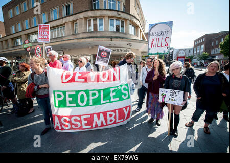 Exeter, Devon, UK. 8. Juli 2015. Die Devon Völker Montage an der Exeter Budget Aktionstag #AusterityKills in Exeter City Centre am 8. Juli 2015 in Bedford Square, Exeter, UK Credit: Clive Chilvers/Alamy Live News Stockfoto