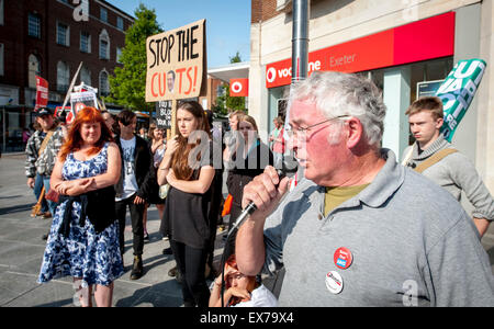 Exeter, Devon, UK. 8. Juli 2015. Sean Brogan anlässlich der Exeter Budget Aktionstag #AusterityKills in Exeter City Centre am 8. Juli 2015 in Bedford Square, Exeter, UK Credit: Clive Chilvers/Alamy Live News Stockfoto