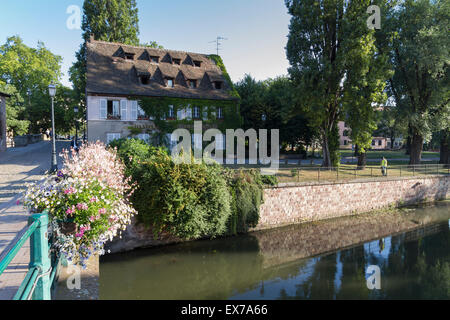 Riverside Restaurant neben der Pont Couverts in Straßburg Stockfoto