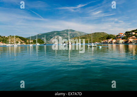 Boote und Yachten vor Anker im Hafen von Vathy Ithaca Stockfoto