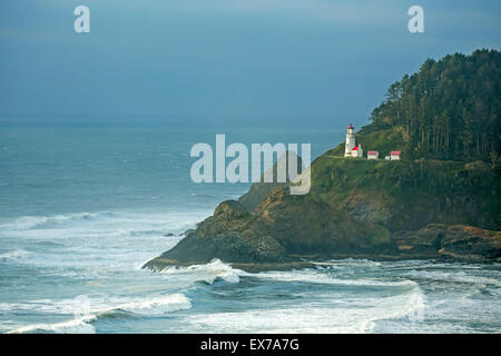 Heceta Head Lighthouse (State Park) auf dem Felsvorsprung, Oregon USA Stockfoto