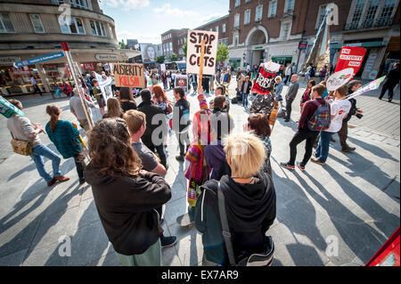 Exeter, Devon, UK. 8. Juli 2015. Demonstranten versammelten sich für das Exeter Budget Aktionstag #AusterityKills in Exeter City Centre am 8. Juli 2015 in Bedford Square, Exeter, UK Credit: Clive Chilvers/Alamy Live News Stockfoto