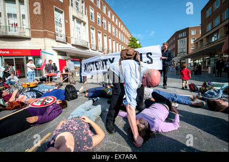 Exeter, Devon, UK. 8. Juli 2015. Ein Mann zieht Menschen an der Exeter Budget Aktionstag #AusterityKills in Exeter City Centre am 8. Juli 2015 in Bedford Square, Exeter, UK Credit: Clive Chilvers/Alamy Live News Stockfoto