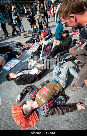 Exeter, Devon, UK. 8. Juli 2015. Ein Mann geht durch "The Dead" während der Exeter Budget Aktionstag #AusterityKills in Exeter City Centre am 8. Juli 2015 in Bedford Square, Exeter, UK Credit: Clive Chilvers/Alamy Live News Stockfoto