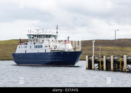 Der "Daggri" Inter Island Fähre nähert sich Gutcher, Yell, Shetlands Stockfoto
