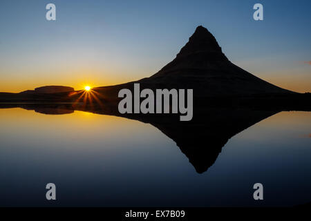 Sonnenuntergang am Berg Kirkjufell auf der Halbinsel Snaefellsnes, Island Stockfoto