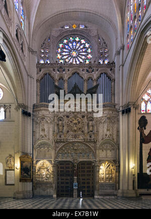 TOLEDO, Spanien - 19. Mai 2014: Tür und Kirchenorgel Kathedrale von Toledo Stockfoto