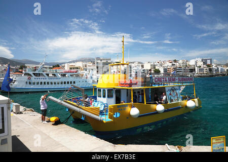 Ein gelbes Boot vertäut in einem mediterranen Hafen. Stockfoto