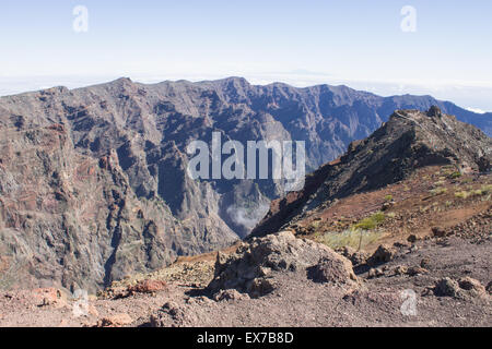 Wolken umgeben von den höchsten Gipfel der Mirador Del Roque de Los Muchachos in La Palma, Spanien. Stockfoto